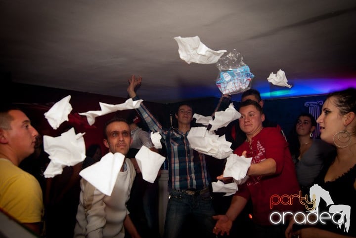 Distracţie mare în Club Atti's, 