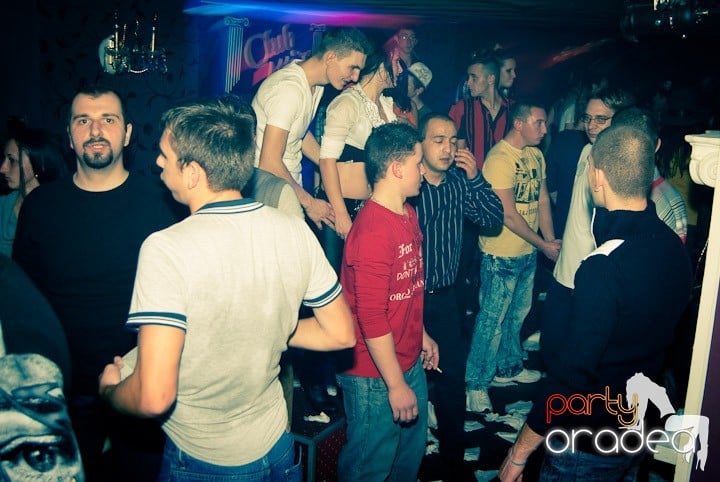 Distracţie mare în Club Atti's, 