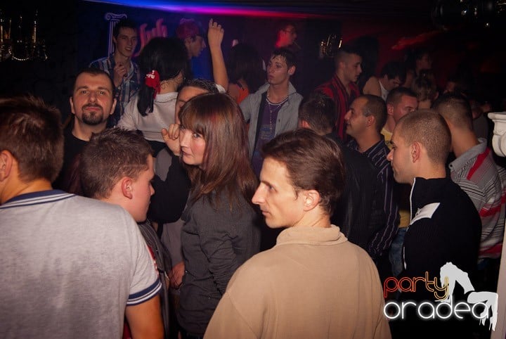 Distracţie mare în Club Atti's, 