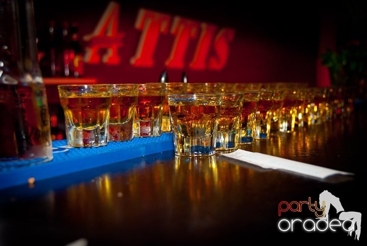 Distracţie mare în Club Atti's, 