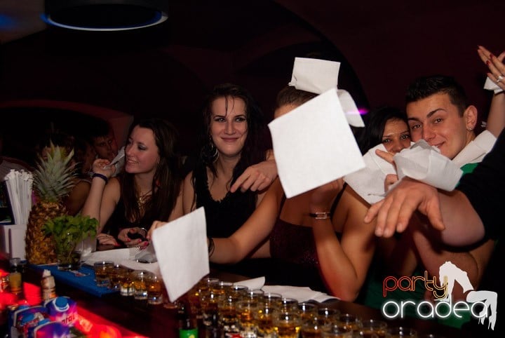 Distracţie mare în Club Atti's, 