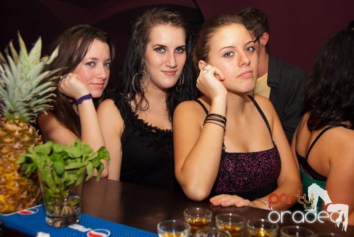 Distracţie mare în Club Atti's, 