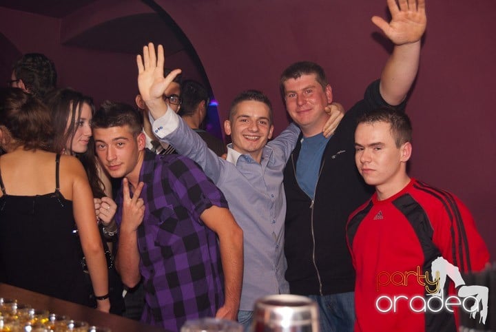 Distracţie mare în Club Atti's, 