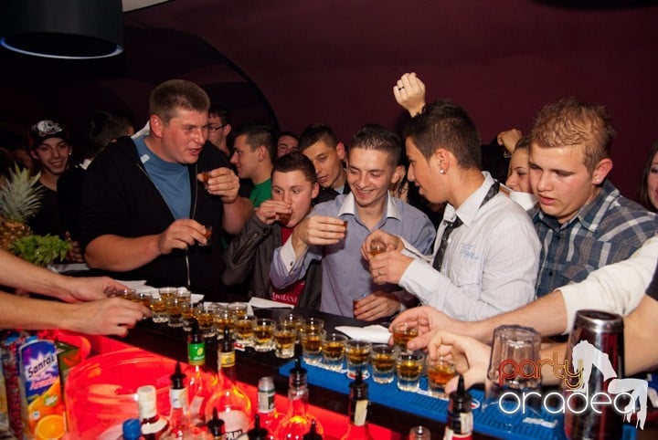 Distracţie mare în Club Atti's, 