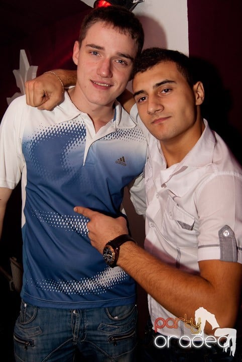 Distracţie mare în Club Atti's, 