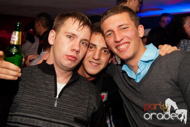 Distracţie mare în Club Atti's, 