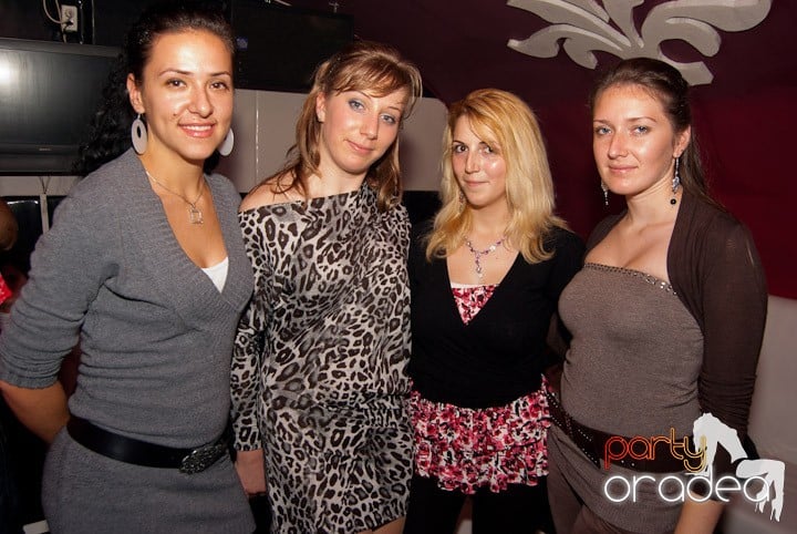 Distracţie mare în Club Atti's, 