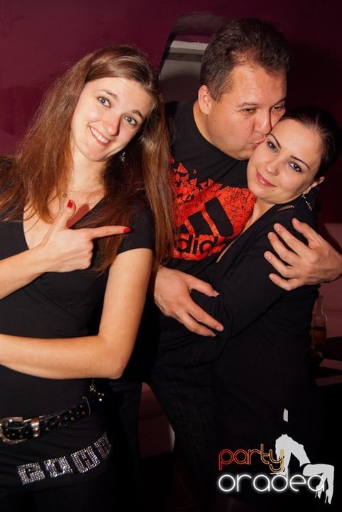 Distracţie mare în Club Atti's, 