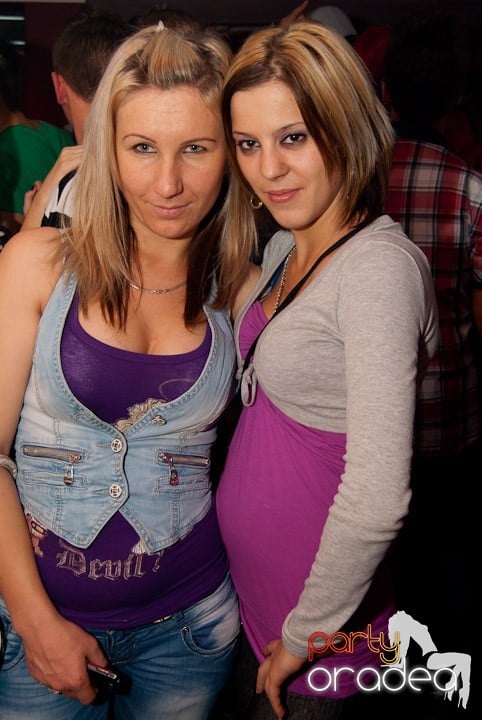 Distracţie mare în Club Atti's, 