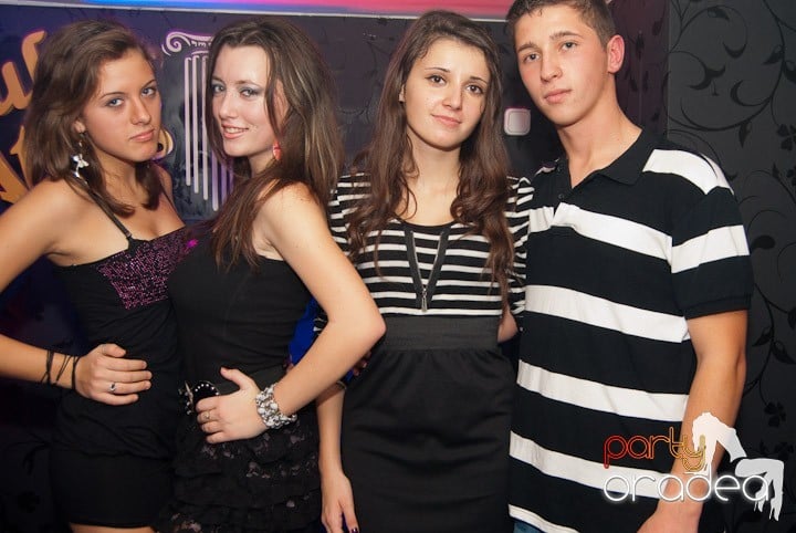 Distracţie mare în Club Atti's, 