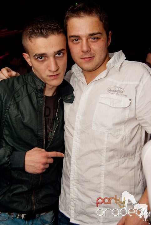 Distracţie mare în Club Atti's, 