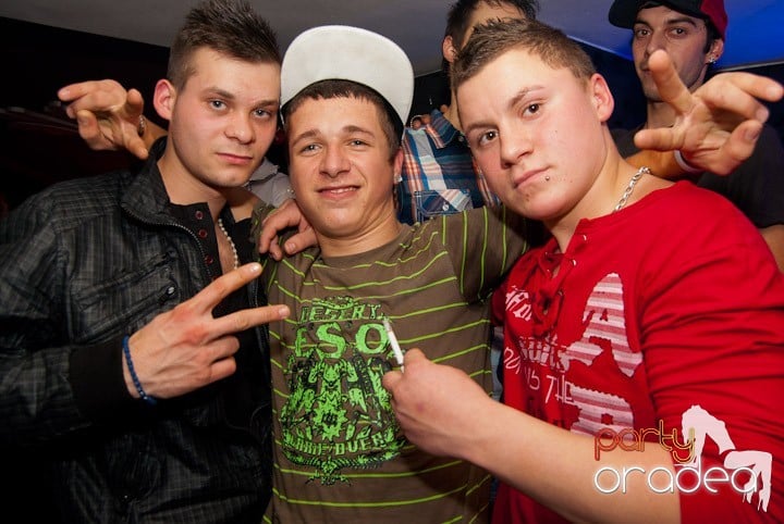 Distracţie mare în Club Atti's, 