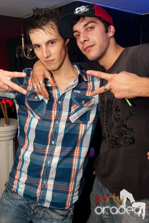 Distracţie mare în Club Atti's, 