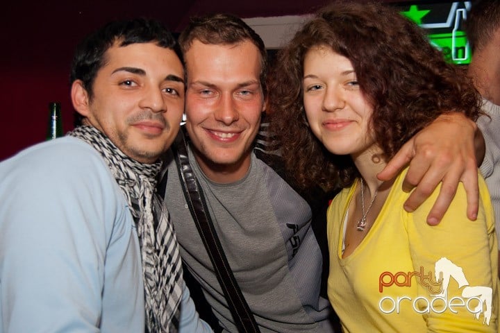 Distracţie mare în Club Atti's, 