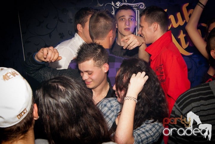 Distracţie mare în Club Atti's, 