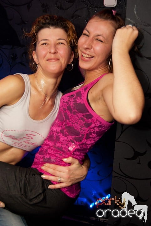 Distracţie mare în Club Atti's, 