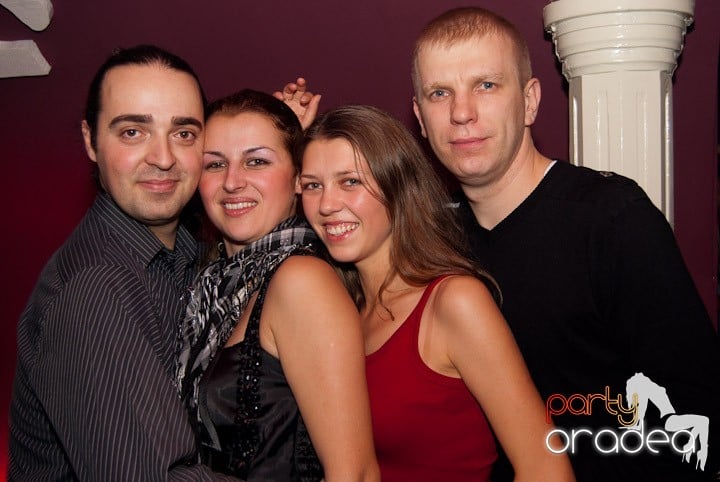 Distracţie mare în Club Atti's, 