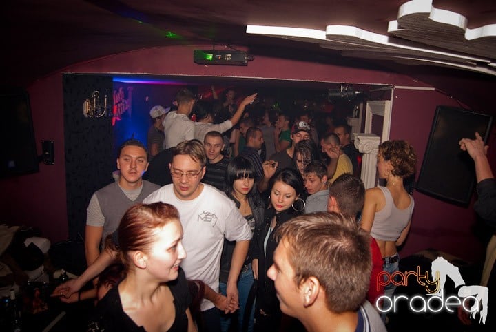 Distracţie mare în Club Atti's, 