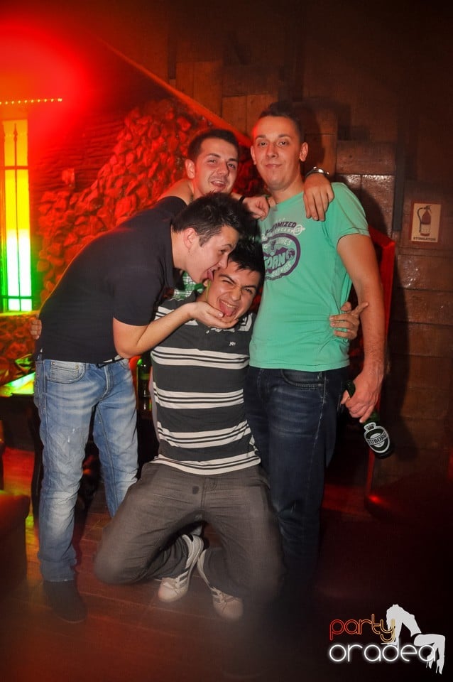 Distracţie şi veselie în Club Downtown, 