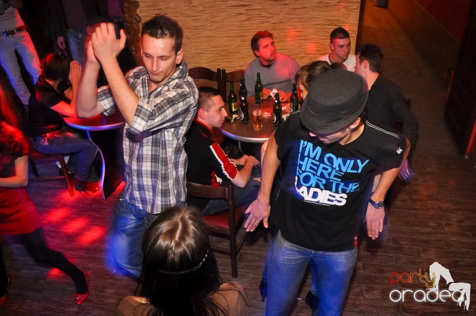 Distracţie şi veselie în Club Downtown, 