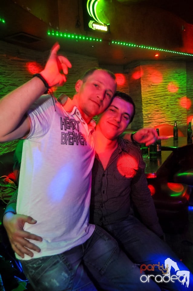 Distracţie şi veselie în Club Downtown, 