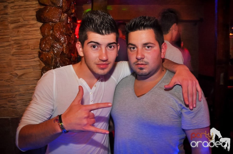 Distracţie şi veselie în Club Downtown, 