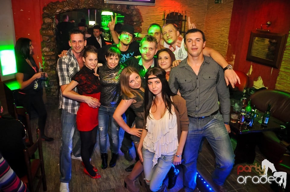 Distracţie şi veselie în Club Downtown, 