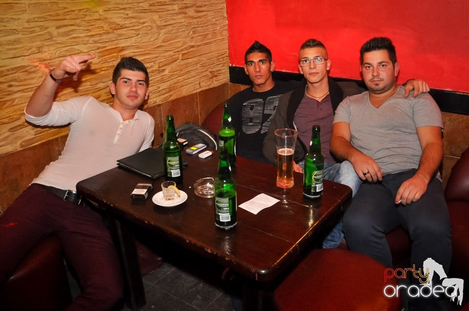 Distracţie şi veselie în Club Downtown, 
