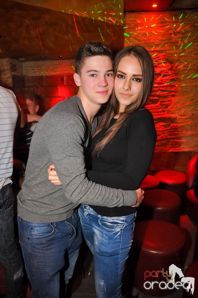 Distracţie şi veselie în Club Downtown, 