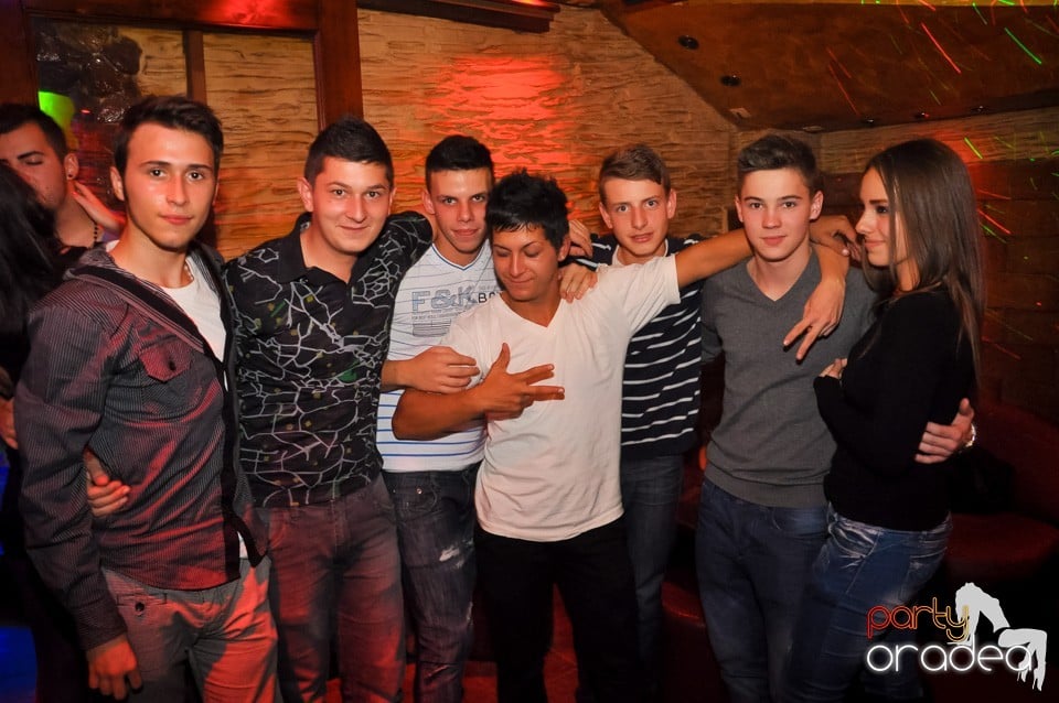 Distracţie şi veselie în Club Downtown, 