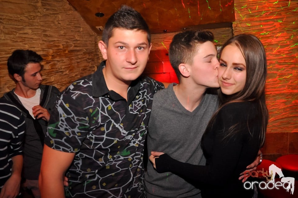 Distracţie şi veselie în Club Downtown, 