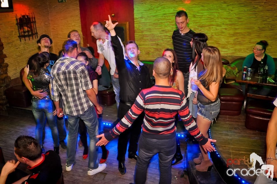 Distracţie şi veselie în Club Downtown, 
