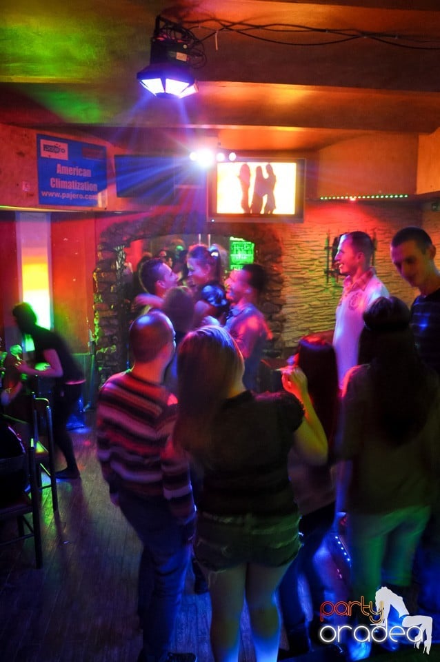 Distracţie şi veselie în Club Downtown, 