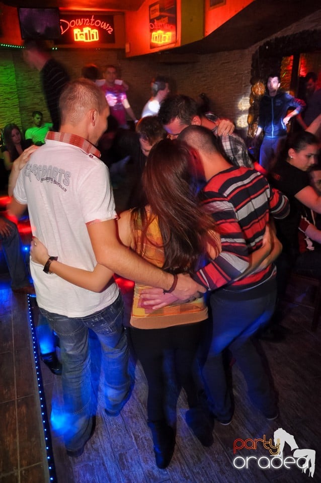 Distracţie şi veselie în Club Downtown, 