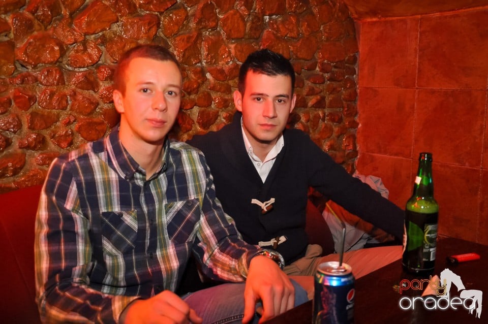 Distracţie şi veselie în Club Downtown, 