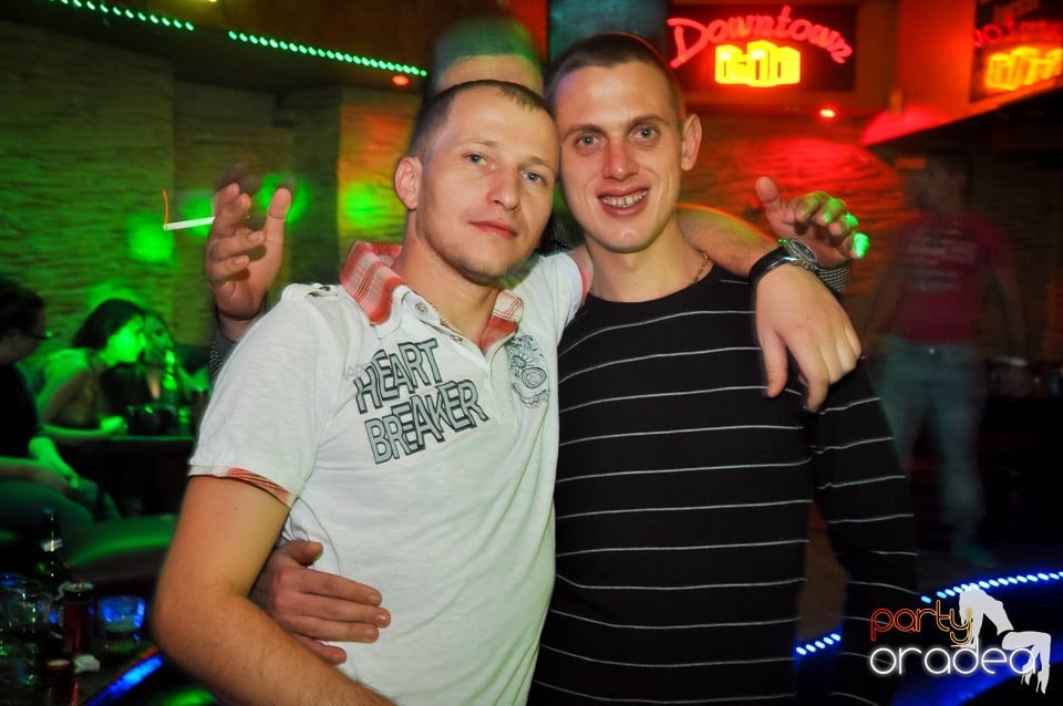 Distracţie şi veselie în Club Downtown, 