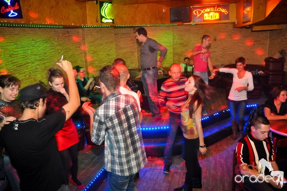 Distracţie şi veselie în Club Downtown, 