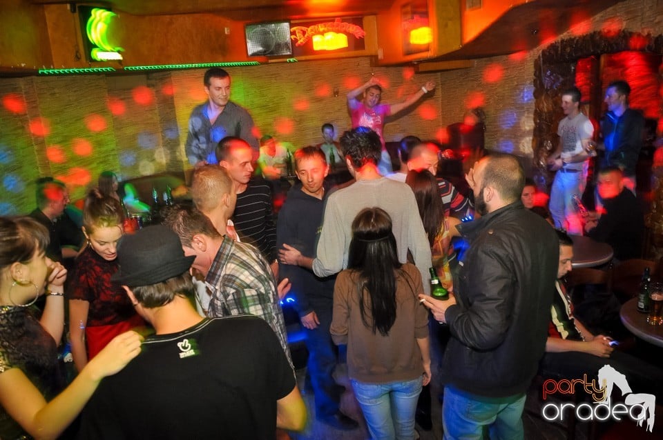Distracţie şi veselie în Club Downtown, 