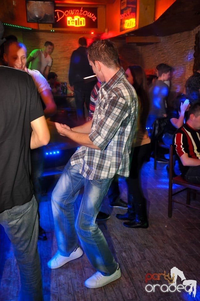 Distracţie şi veselie în Club Downtown, 