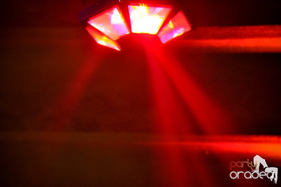 Distracţie şi veselie în Club Downtown, 