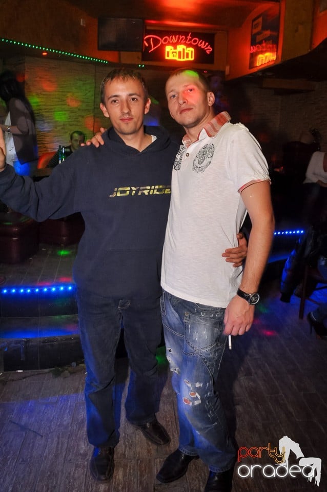 Distracţie şi veselie în Club Downtown, 