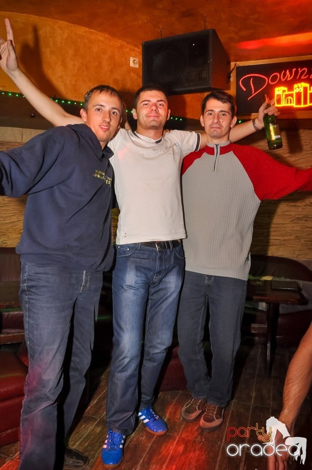 Distracţie şi veselie în Club Downtown, 