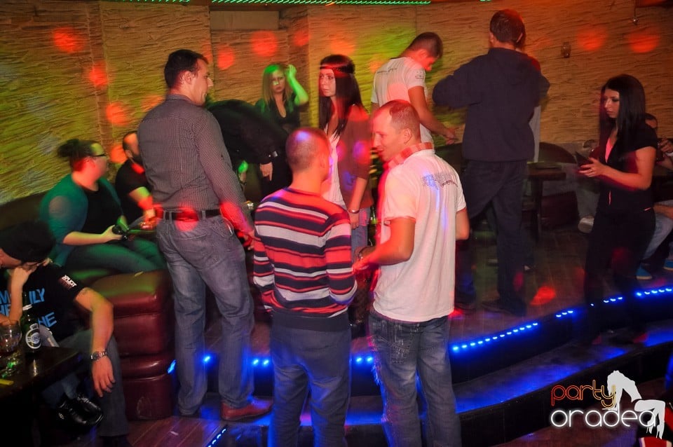 Distracţie şi veselie în Club Downtown, 