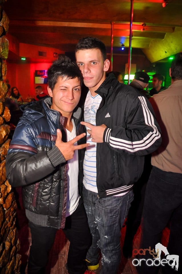 Distracţie şi veselie în Club Downtown, 