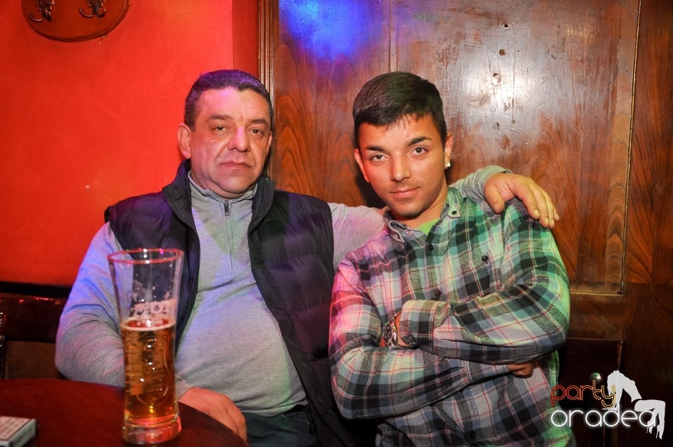 Distracţie şi veselie în Club Downtown, 