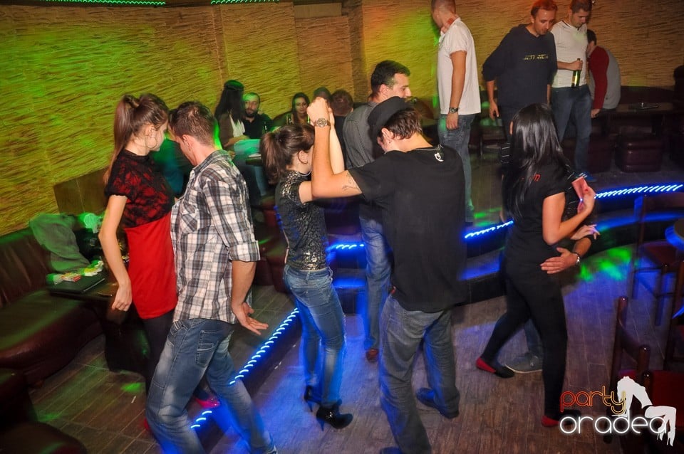 Distracţie şi veselie în Club Downtown, 