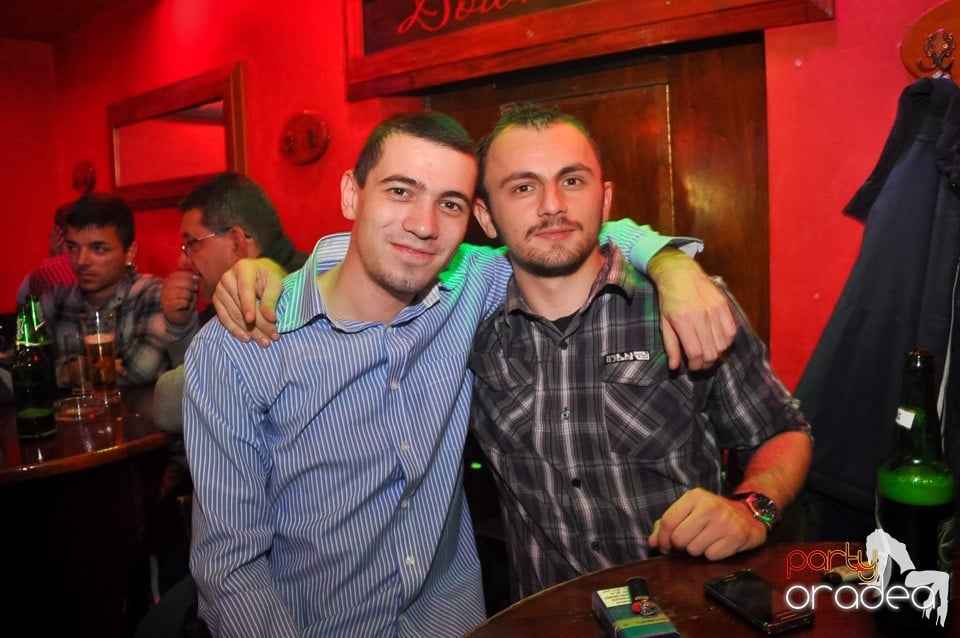 Distracţie şi veselie în Club Downtown, 