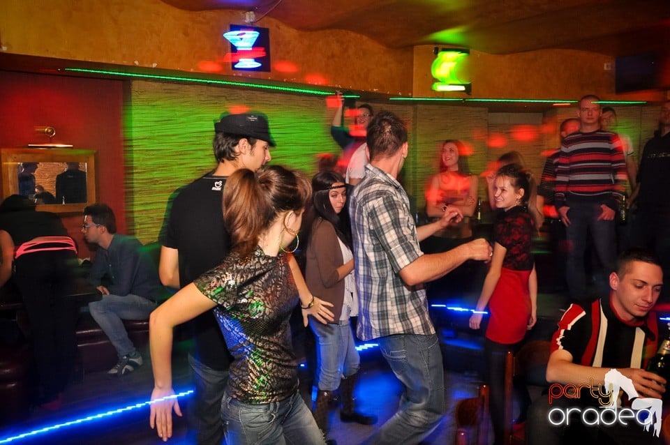 Distracţie şi veselie în Club Downtown, 