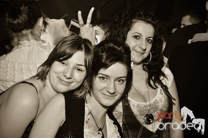 Distracţie şi voie bună în Disco Faház, 