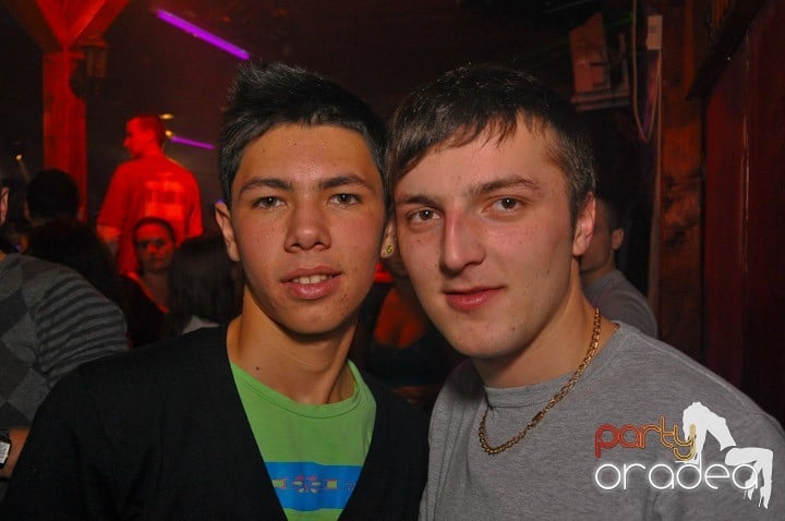 Distracţie şi voie bună în Disco Faház, 